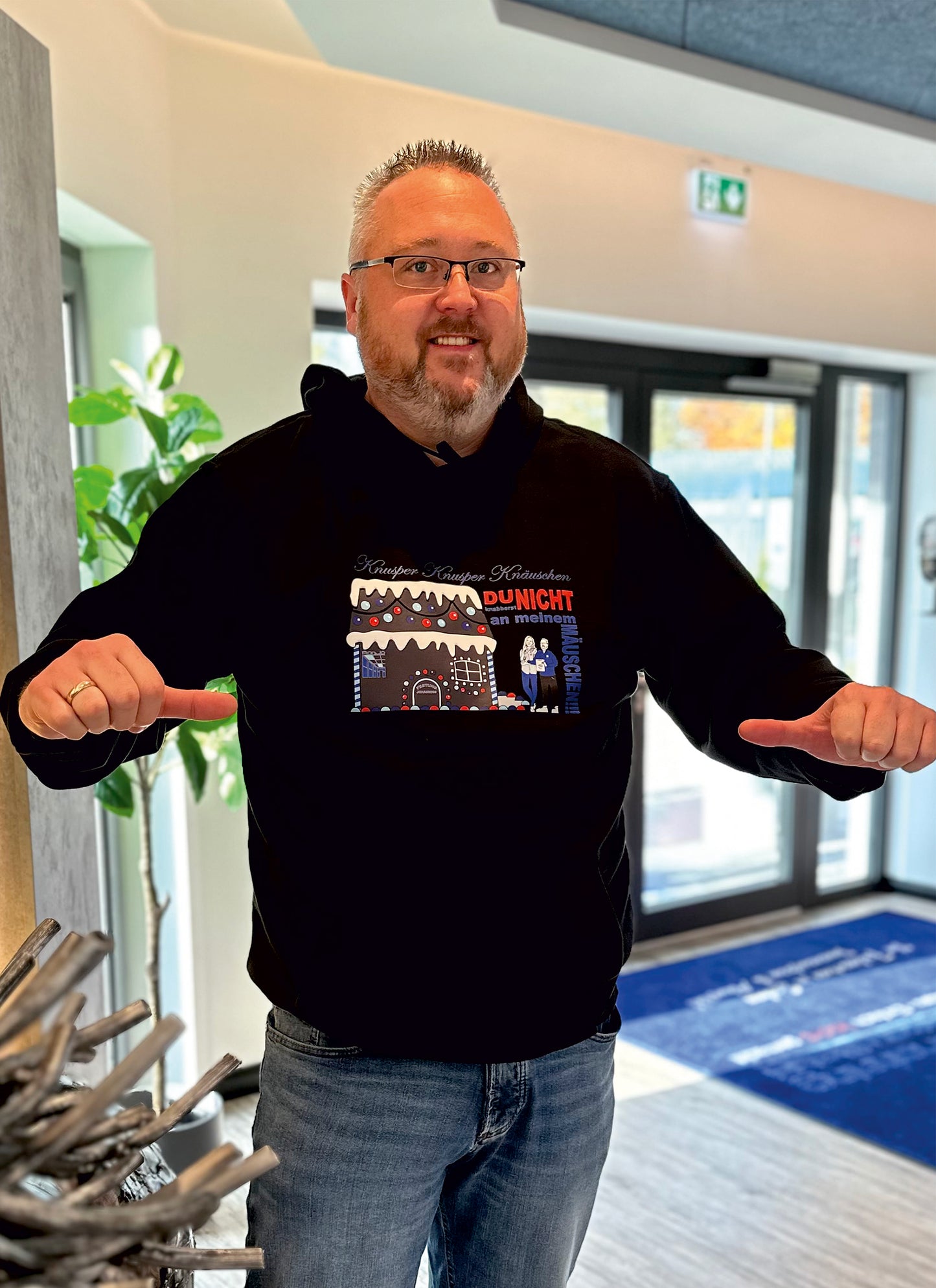 Weihnachtshoodie Knusper Knusper Knäuschen